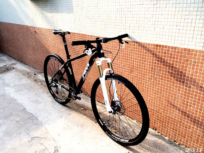 之类的亮色点缀,完全按照车架的颜色来搭配16款三拓神叉肩控1800g左右