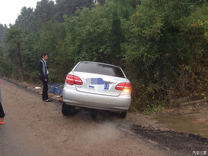 雨天路滑讓車開溝裡去了