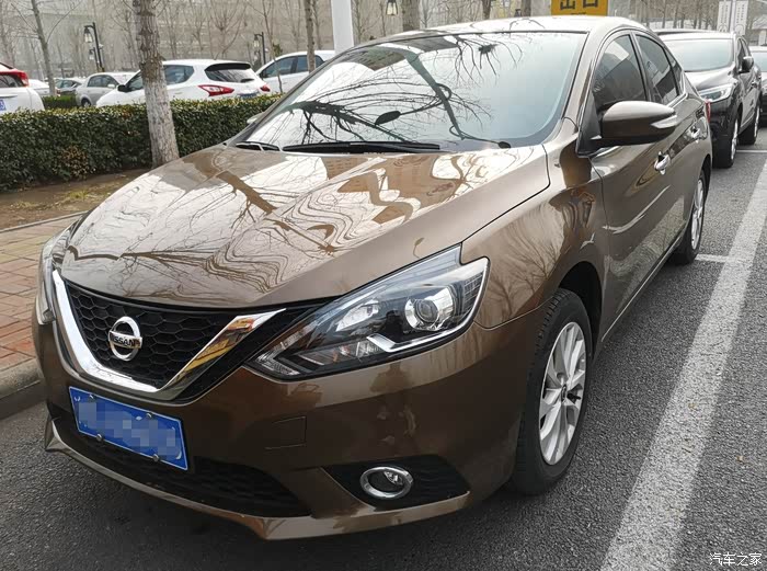 今天上午看见了一辆金色的轩逸,这应该是原来的新轩逸.