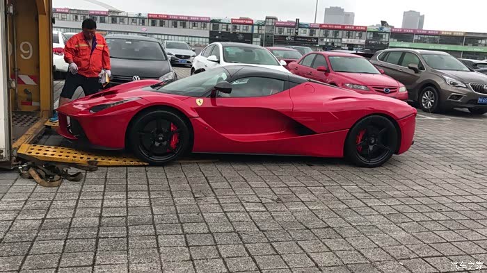 上海偶遇拉法一辆