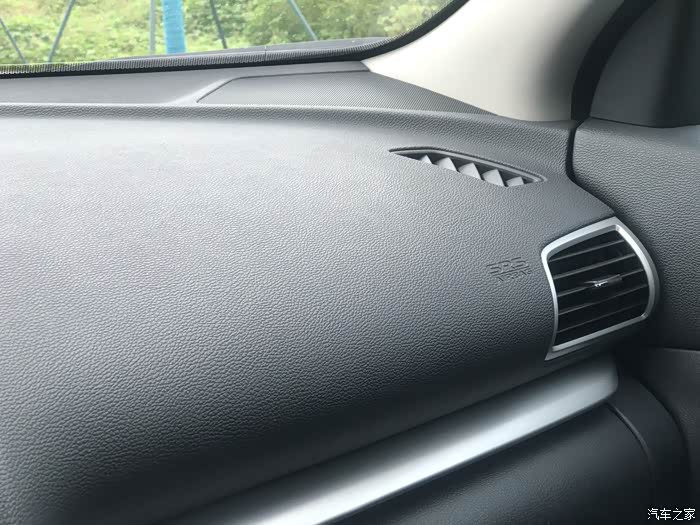 中控台面我不喜欢放什么装饰品,所以就还是光整的台面,也更安全.