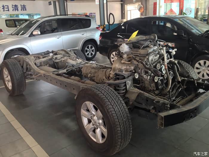 4s店偶遇国产普拉多2700底盘 大架子 发动机