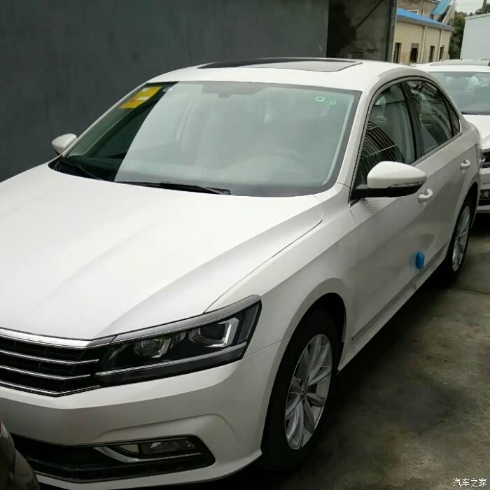 新帕萨特白色超帅气