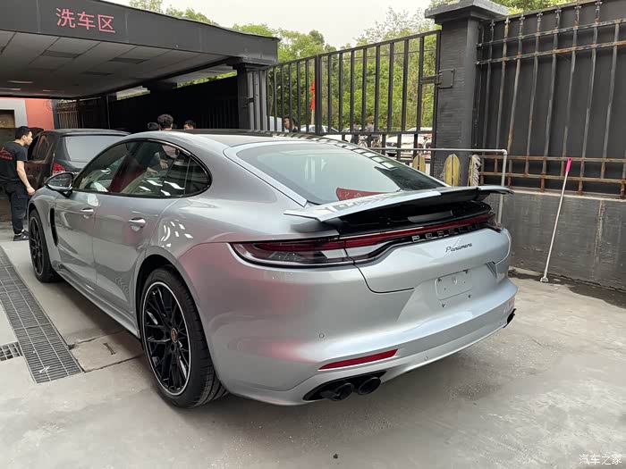 帕拉梅拉我选了白云石大家争议很大这个颜色真的不好看吗