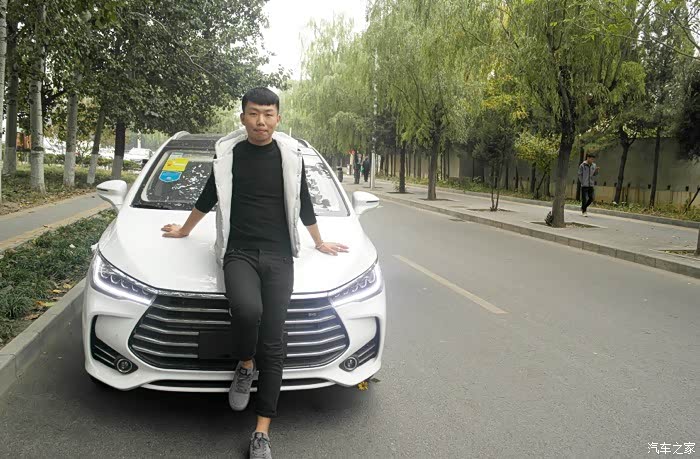 帅哥当车模照亮你的美