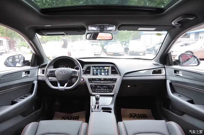 索纳塔9代内饰设计档次感非常高,真皮座椅还带加热,坐着那是相当舒服.