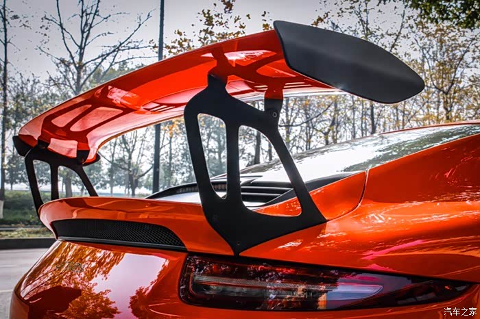 尾翼特写来张,在高速行驶中可以产生巨大的下压力,增强了赛车的稳定性