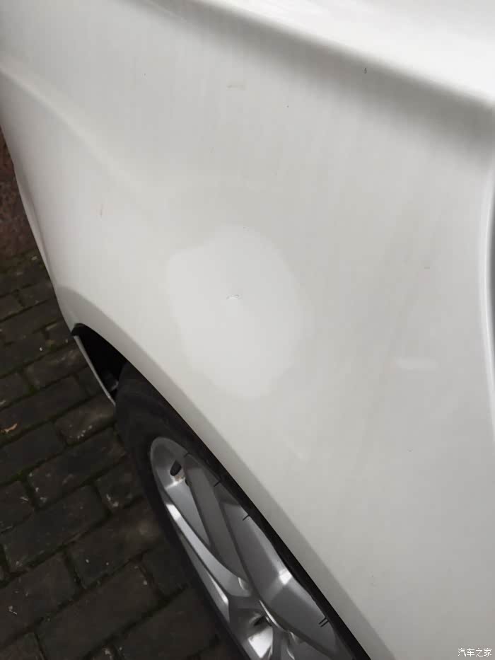 车漆被砸出坑,底漆还在,怎么处理?