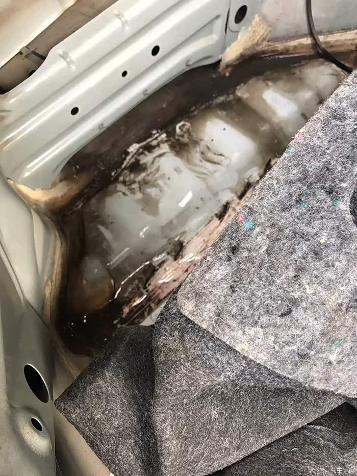 12年经典锋范后备箱漏水