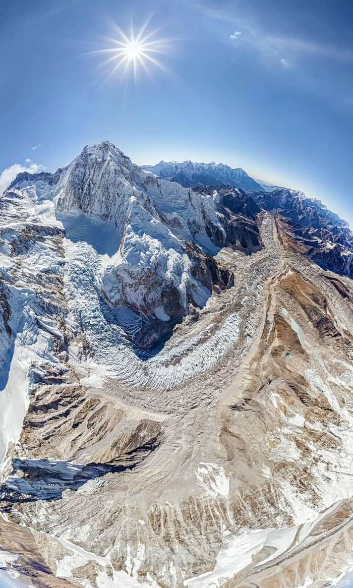 珠穆朗玛峰,简称珠峰,高度8844.43米,为海拔世界第一高峰.