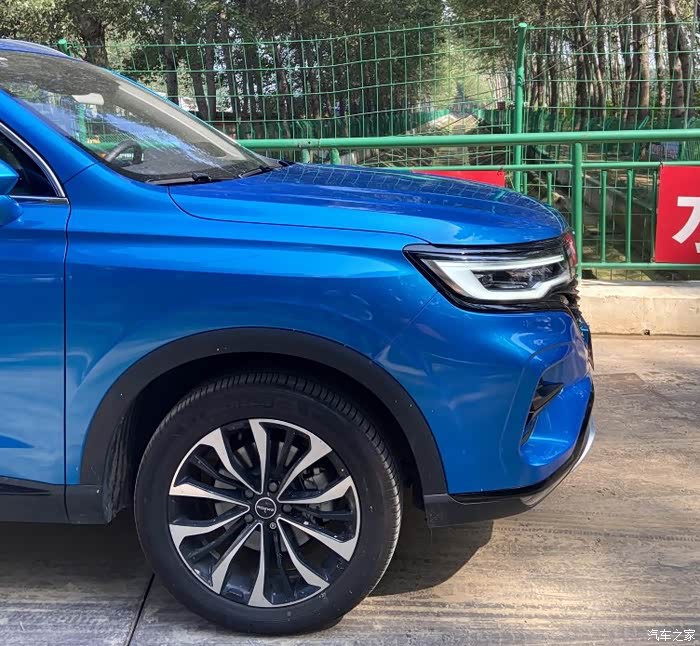 蓝色荣威rx5max带来的视觉体验