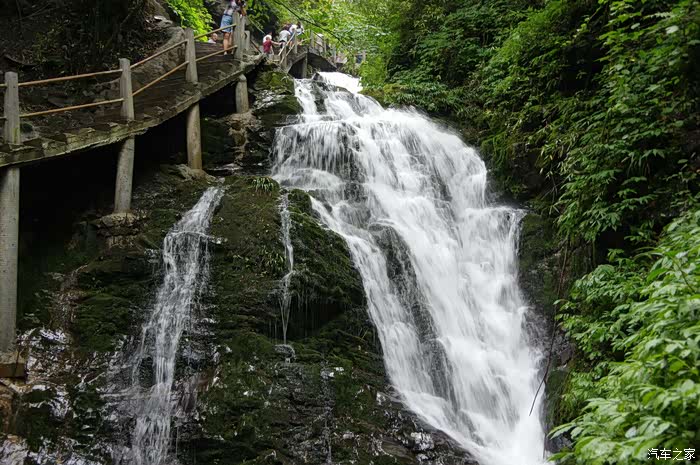 彭州卧龙谷看瀑布