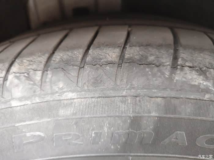 轮胎裂纹胎肩一整圈裂纹需要更换吗