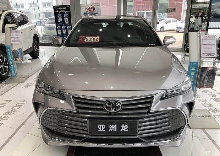 这款白色丰田亚洲龙