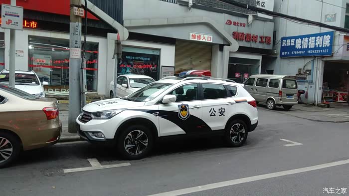 16款ax7警车感觉比老款的好看些