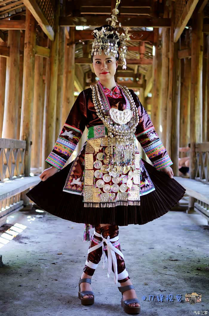 侗族媳妇的民族服饰秀