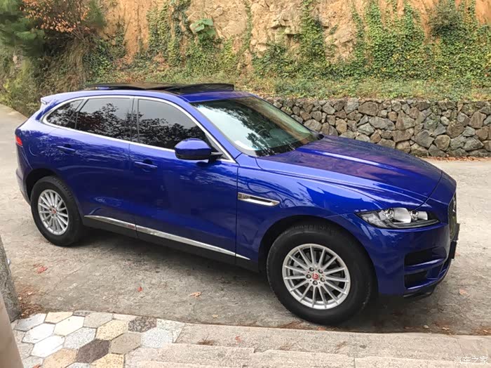 捷豹蓝色fpace跑山路