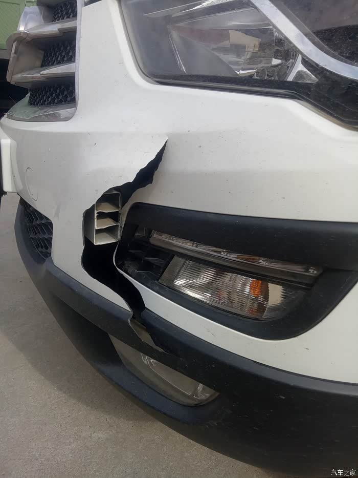 保险杠撞开了是修复还是直接换了