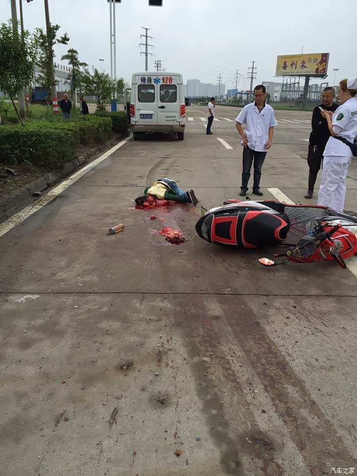 奇瑞超车撞倒摩托一家三口命丧车轮下