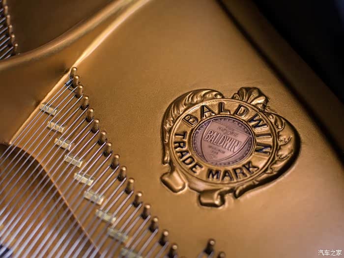 325南京发布会宾利慕尚豪车牵手鲍德温钢琴