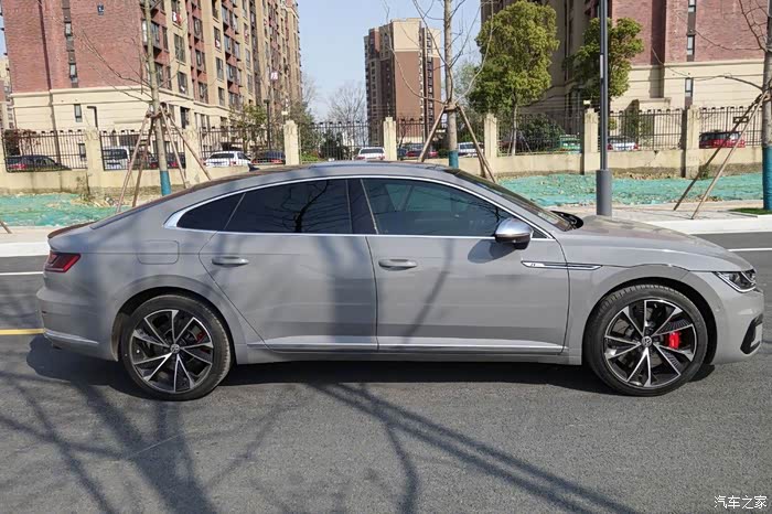 大众汽车灰色轿车