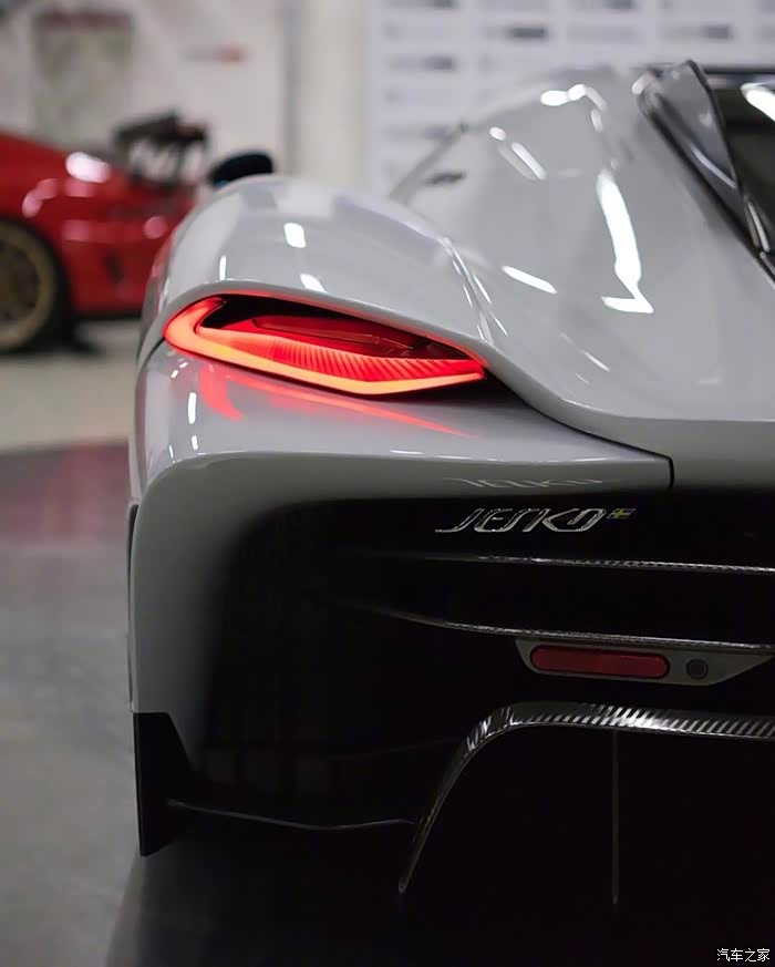 这款白色的柯尼塞格真是我喜欢的款式,那华丽的外观真是太美了.