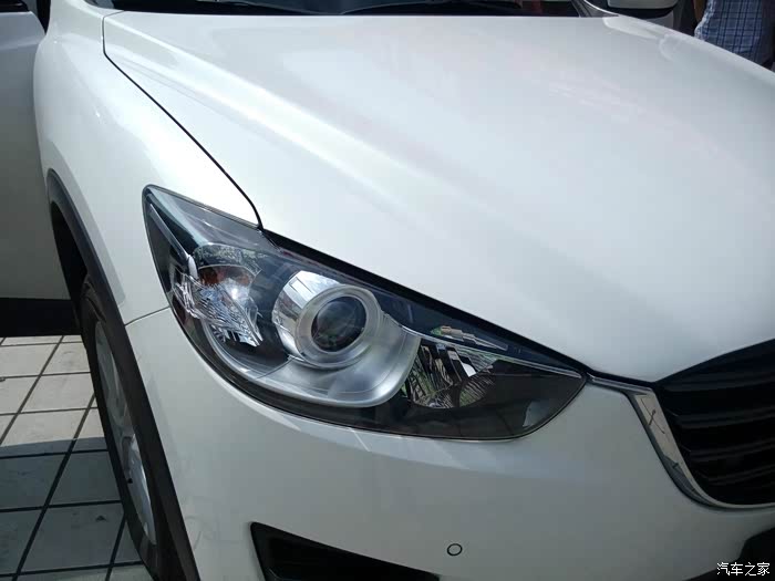 前脸的雾灯,没有太多的棱角,很柔和.