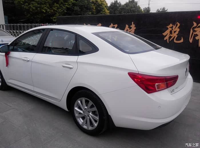 别克威朗白色如何