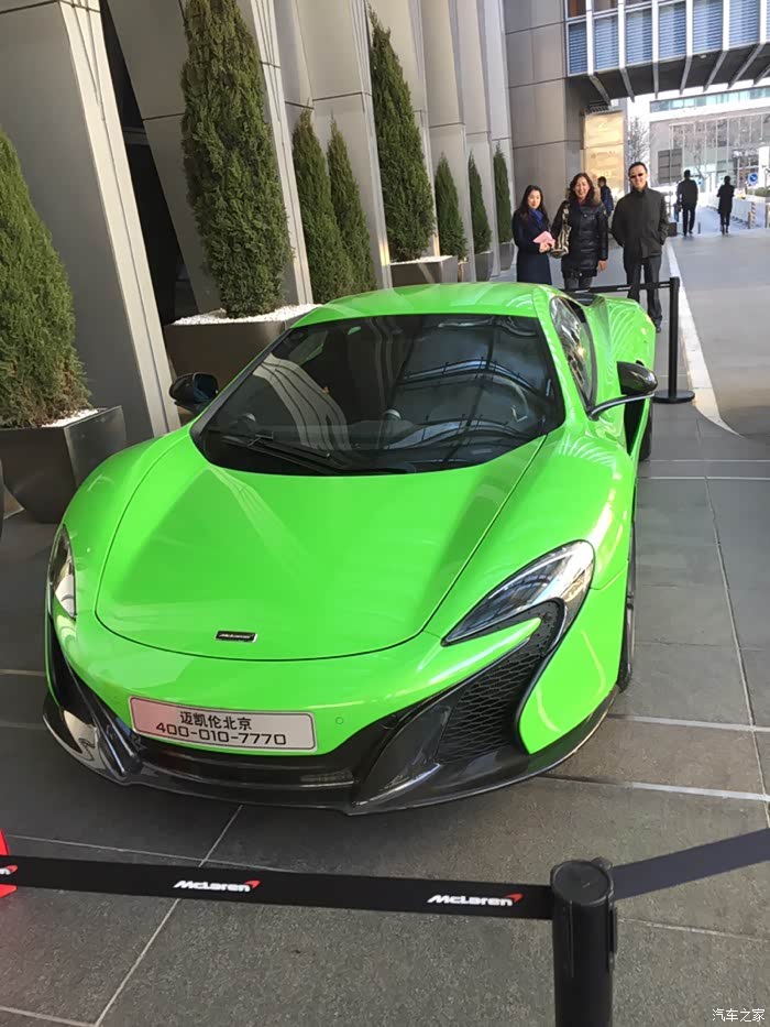 楼里的麦凯伦搞试驾活动
