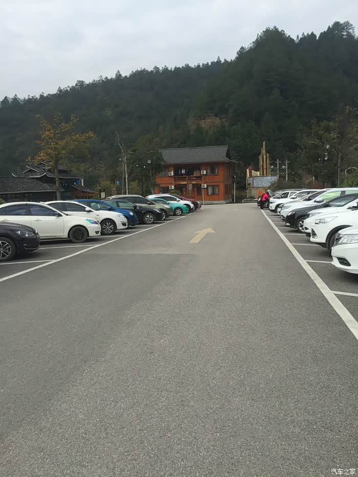 停车场收费标准是3元一小时