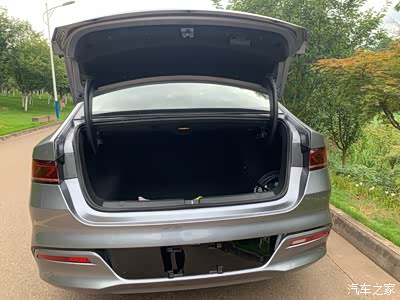 后备箱可以装三个我,更是装的父母的爱.