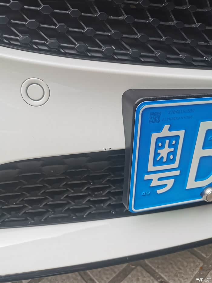 【图】在4s店升级系统 然后装车牌 车被挂掉漆了_奔驰c级论坛_汽车之