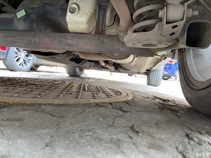 车架号查出来是2.0的四驱得,但是实车是非独立悬挂和前驱