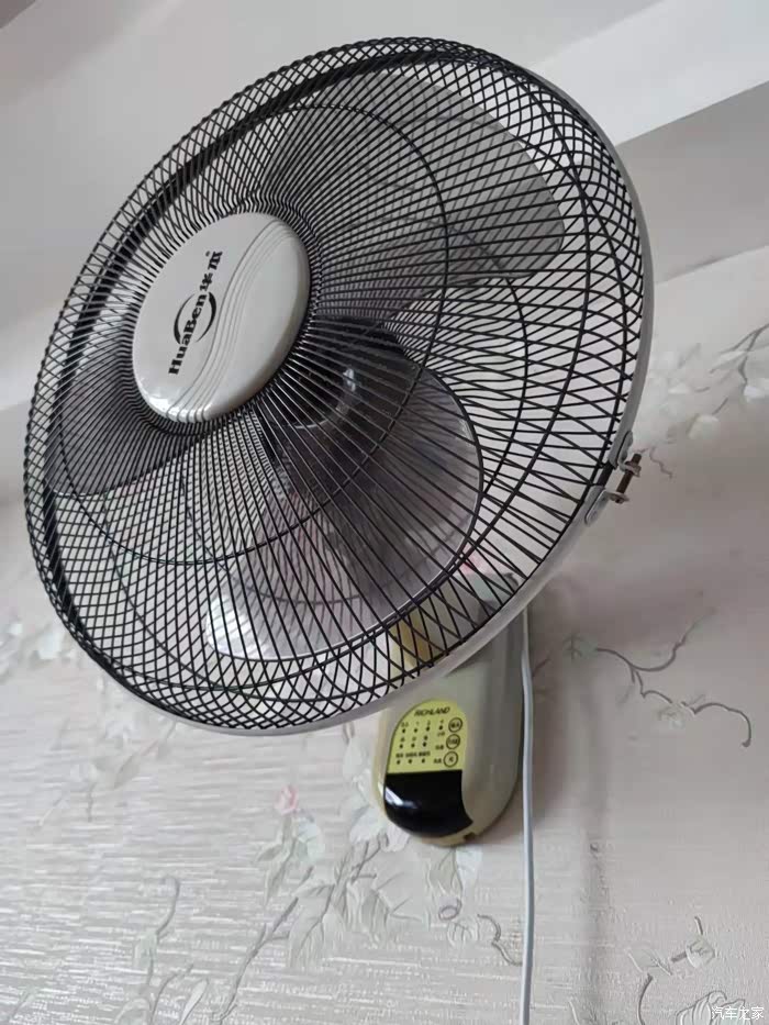 1880年,美国人舒乐首次将叶片直接装在电动机上,再接上电源.