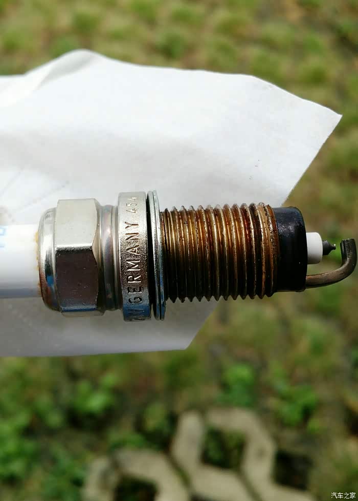 求教火花塞绝缘体裙部很白正常吗