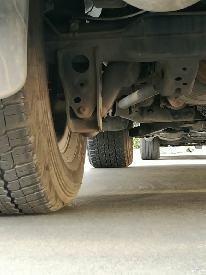 大家来看看陆巡的底盘好像羊角位也有一大坨