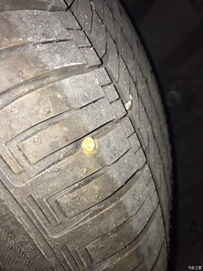 轮胎补胎蘑菇钉内补三次还是漏气无奈外部补能上高速