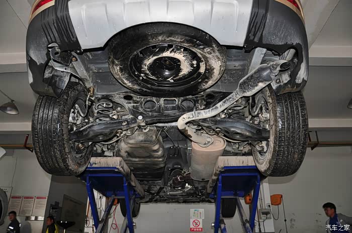 gx7底盘一览,有灰和泥,毕竟下雨天开来的,但还算比较整洁.