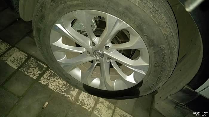 【图】什么情况,轮胎有油,没看到刹车漏油_中华v3论坛_汽车之家论坛