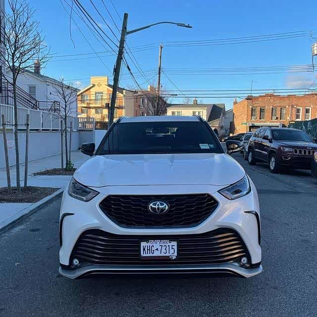 全新丰田汉兰达xse前脸的造型气势堪比丰田埃尔法