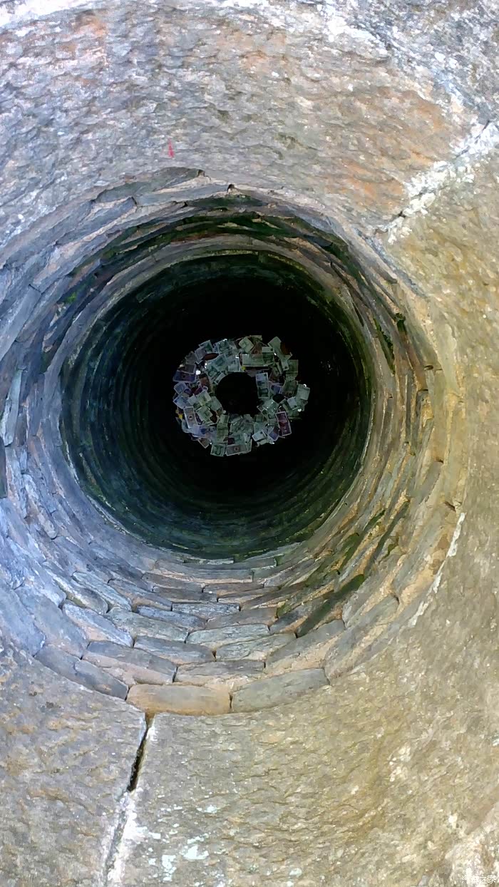 这就是济公取木的那口井,因为传说有灵性,被人们扔钱许愿了,看到里面