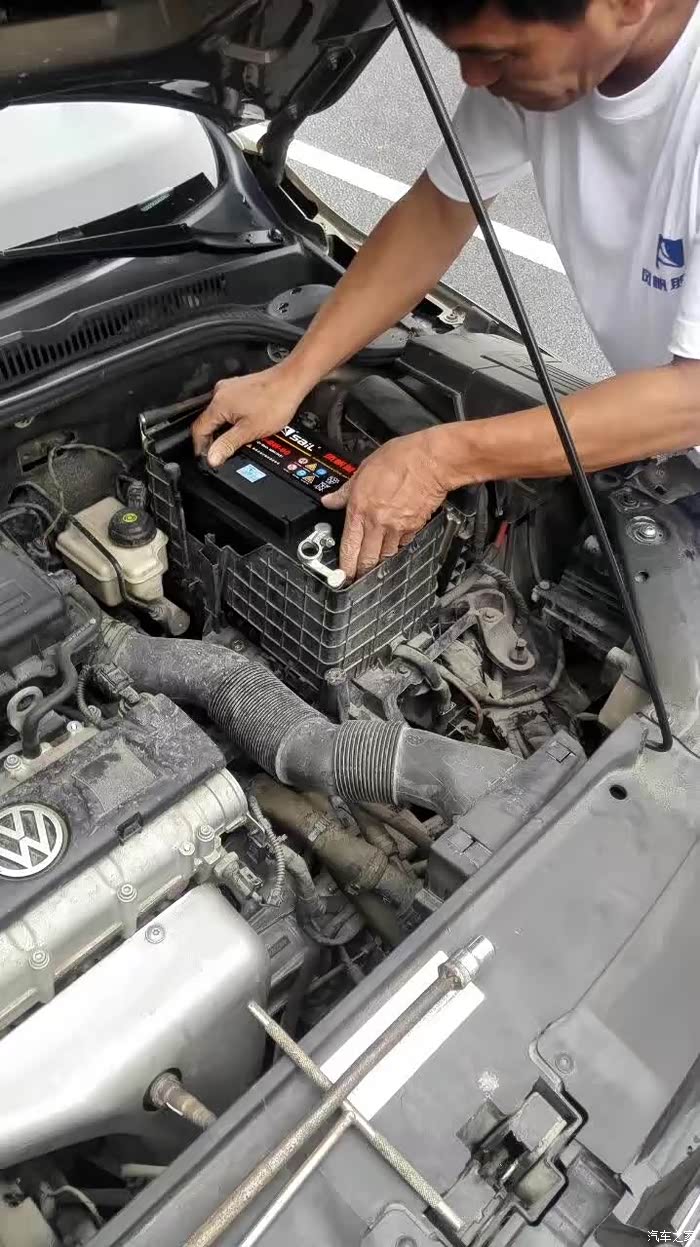 用了2年半的原车电瓶更换记(真正感受到简配了)