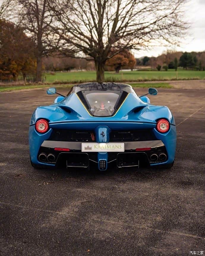 蓝色敞篷版法拉利拉法蓝色外观霸气十足低调奢华的跑车