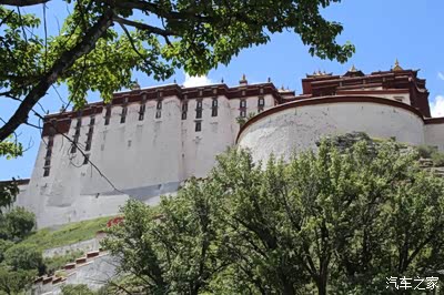 布达拉宫后面也宏伟