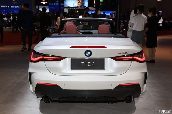 实车采用了软顶顶篷的设计是一款非常拉风的双门四座跑车