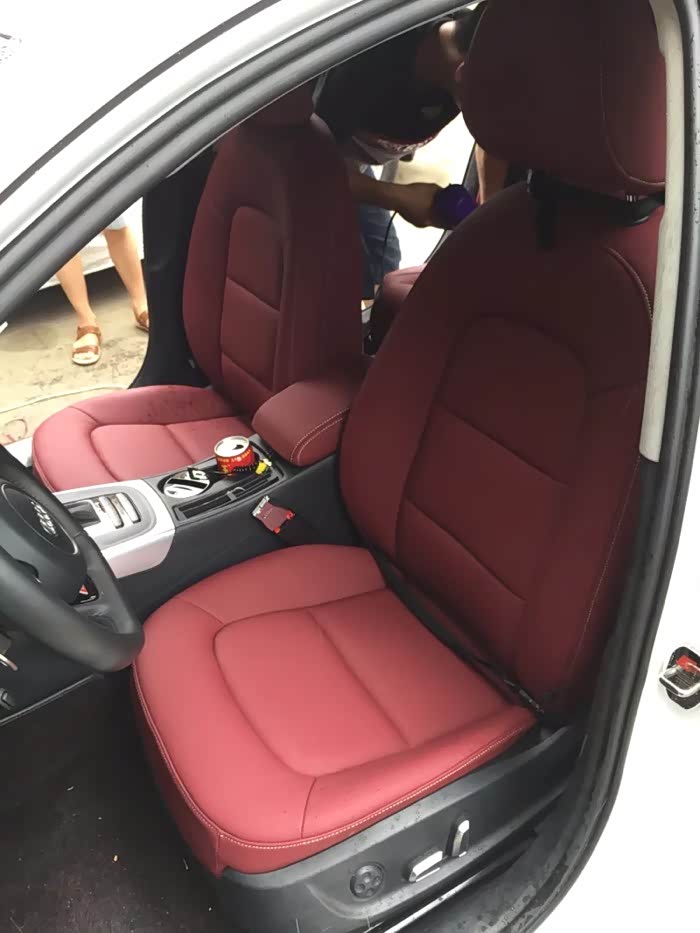 酒红色真皮座椅