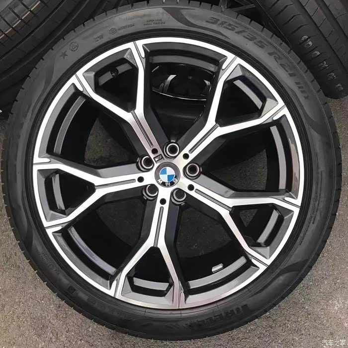 请教哪位大神有x5原装21寸y型741m轮毂背面照片?