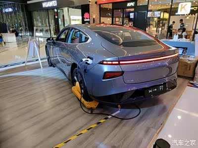 一款设计前卫又不过分张扬的新能源,小鹏p7到店看车