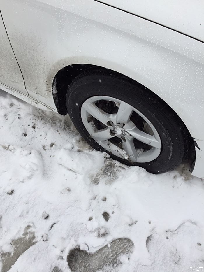 下雪失控,輪轂撞路牙了.