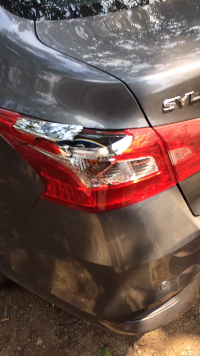 今天倒车撞坏一个后车灯灯罩几百块不知道走不走保险